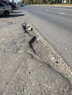 Потерять колеса автомобиля можно из-за ямы на парковке